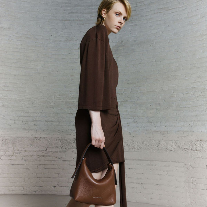 Tara schoudertas van Smaak Amsterdam in camel in gebruik #kleur_camel