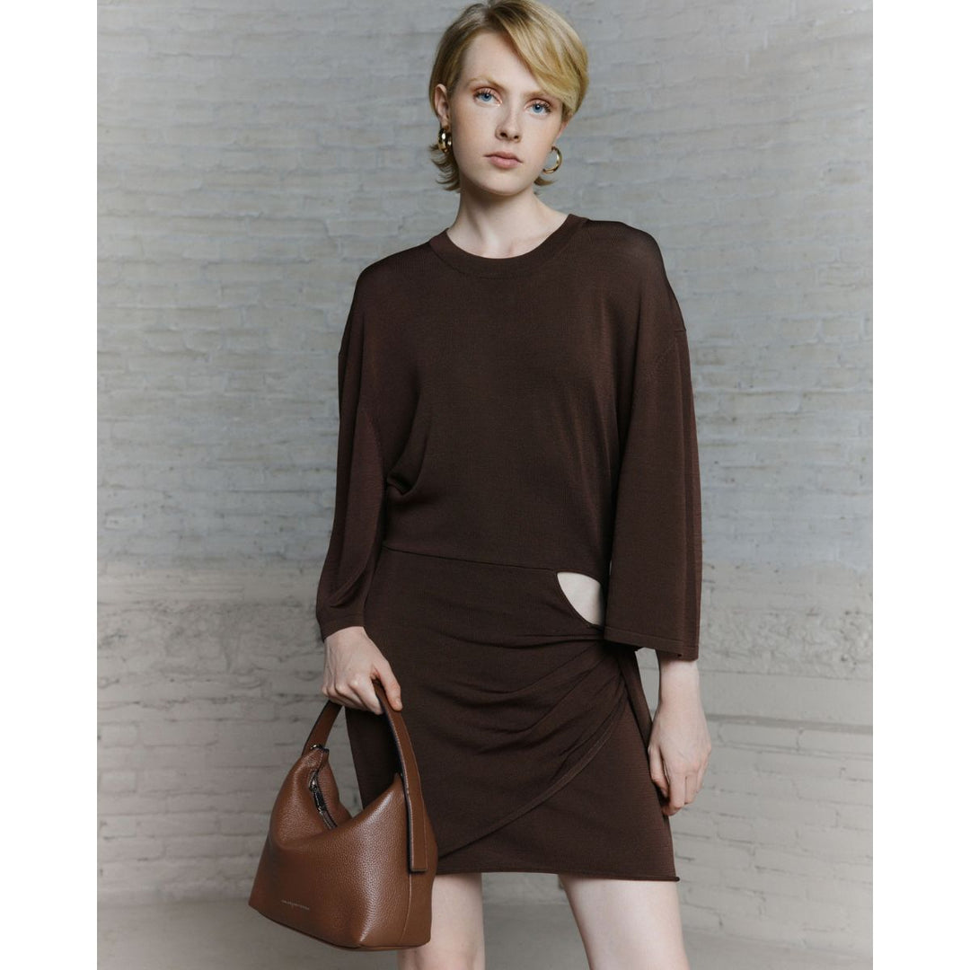 Tara schoudertas van Smaak Amsterdam in camel in gebruik #kleur_camel
