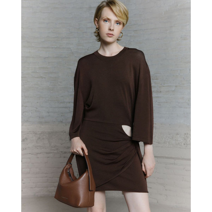 Tara schoudertas van Smaak Amsterdam in camel in gebruik #kleur_camel