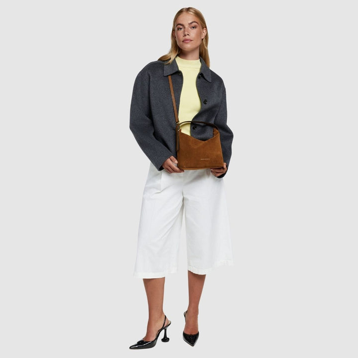 De Smaak Amsterdam Tara suede handtas in camel in gebruik #kleur_camel