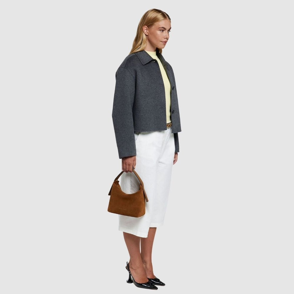 De Smaak Amsterdam Tara suede handtas in camel in gebruik #kleur_camel