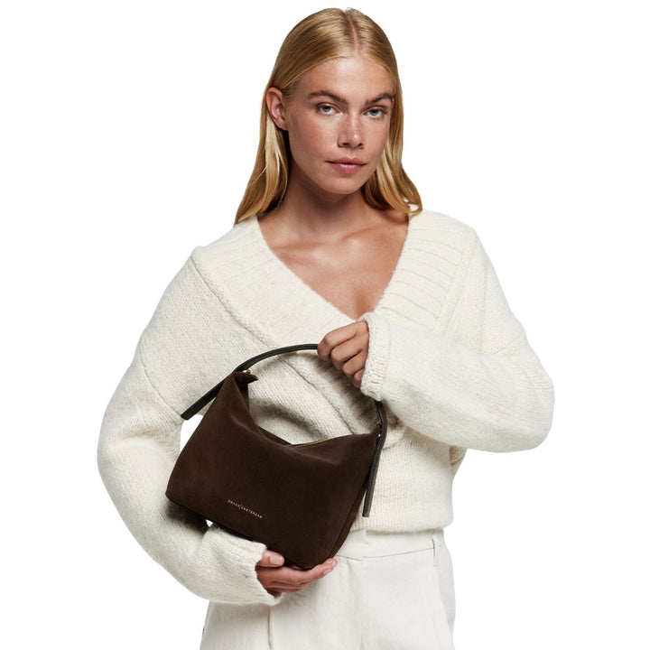 De Smaak Amsterdam Tara suede handtas in moss in gebruik #kleur_moss