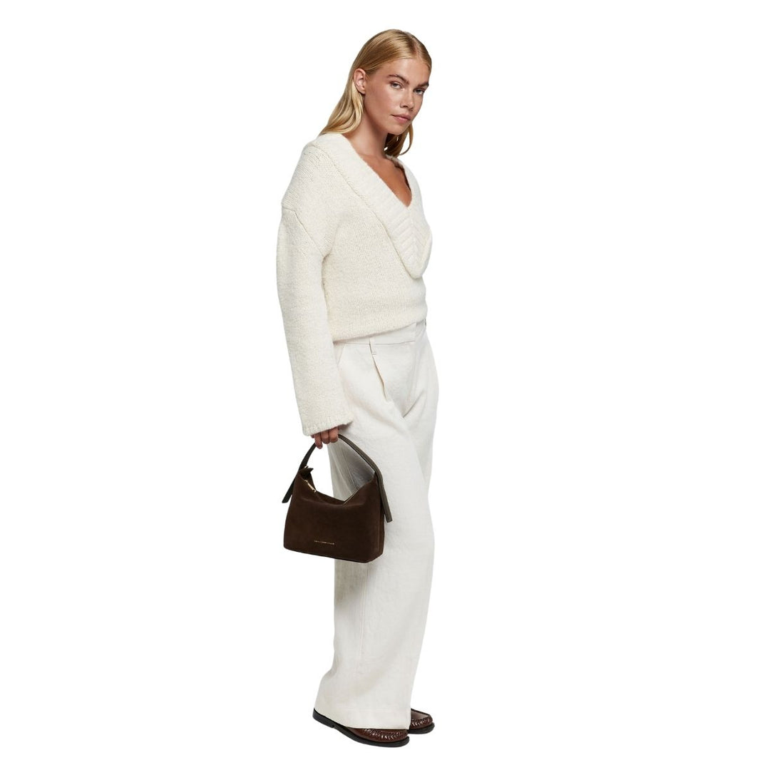 De Smaak Amsterdam Tara suede handtas in moss in gebruik #kleur_moss