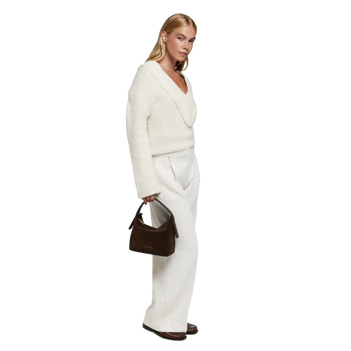 De Smaak Amsterdam Tara suede handtas in moss in gebruik #kleur_moss