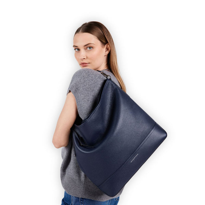 De Smaak Amsterdam Tuur leren shopper in het navy in gebruik #kleur_navy