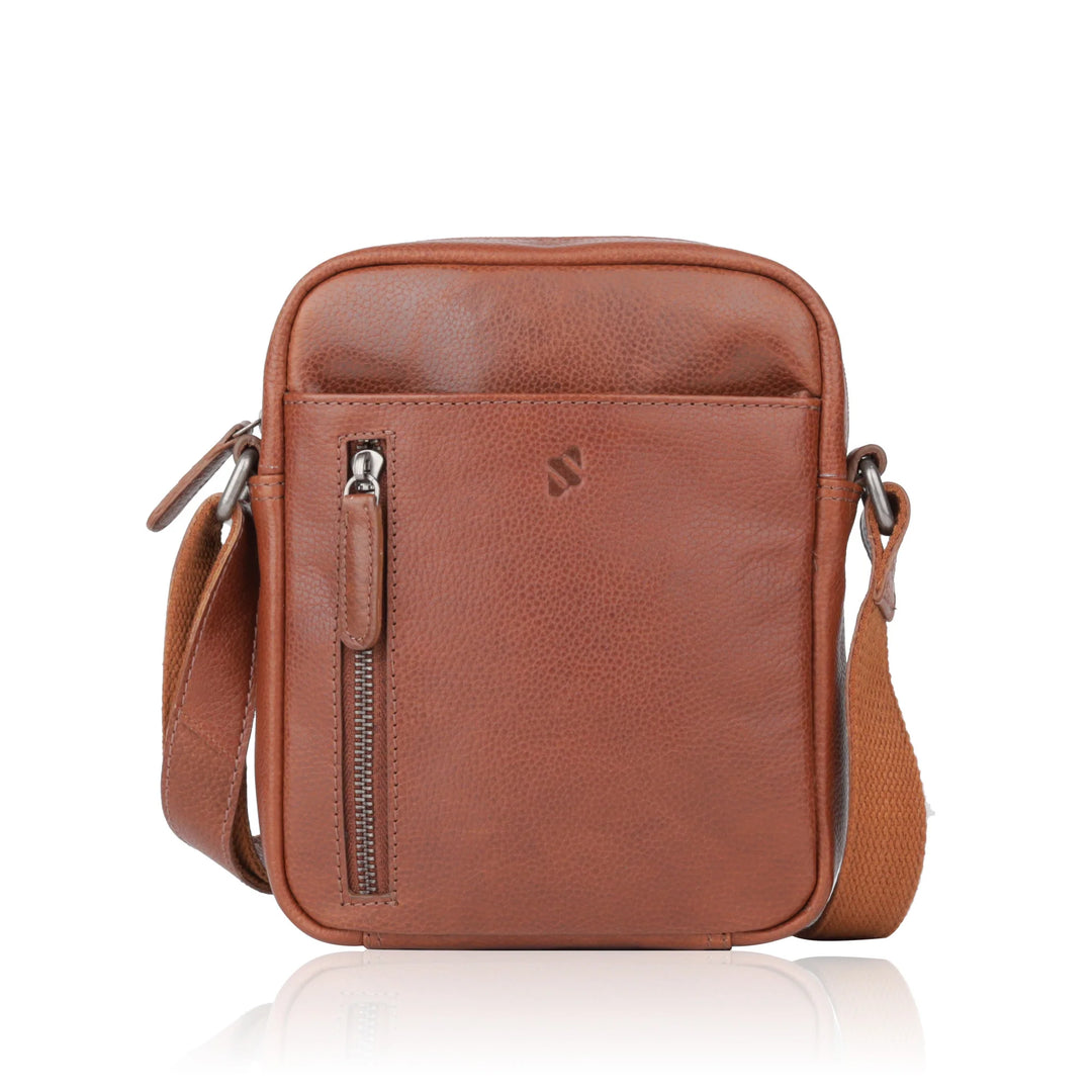 Voorkant van de Sparwell Savion Crossbodytas cognac #kleur_cognac