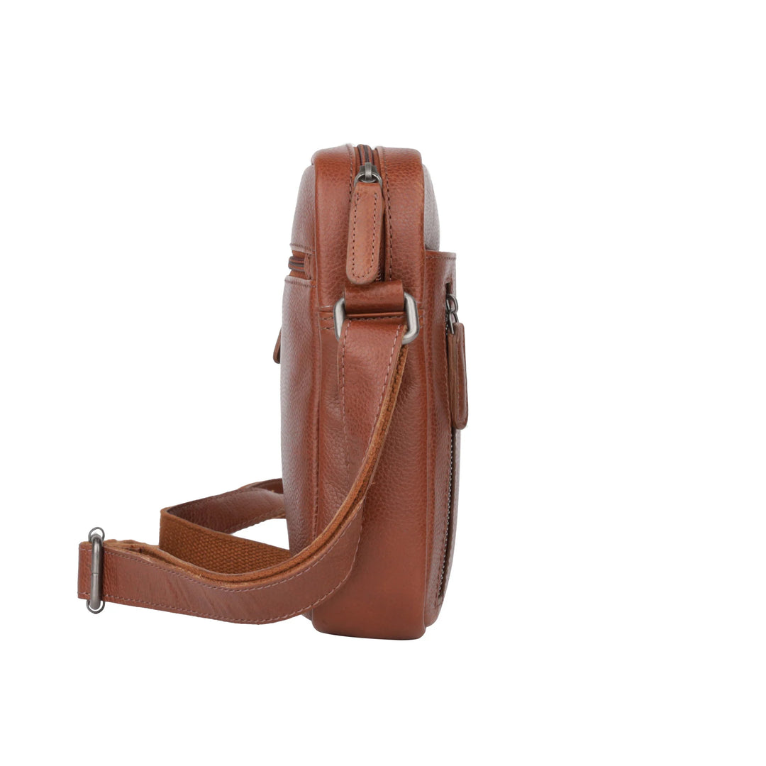 Zijkant van de Sparwell Savion Crossbodytas cognac #kleur_cognac