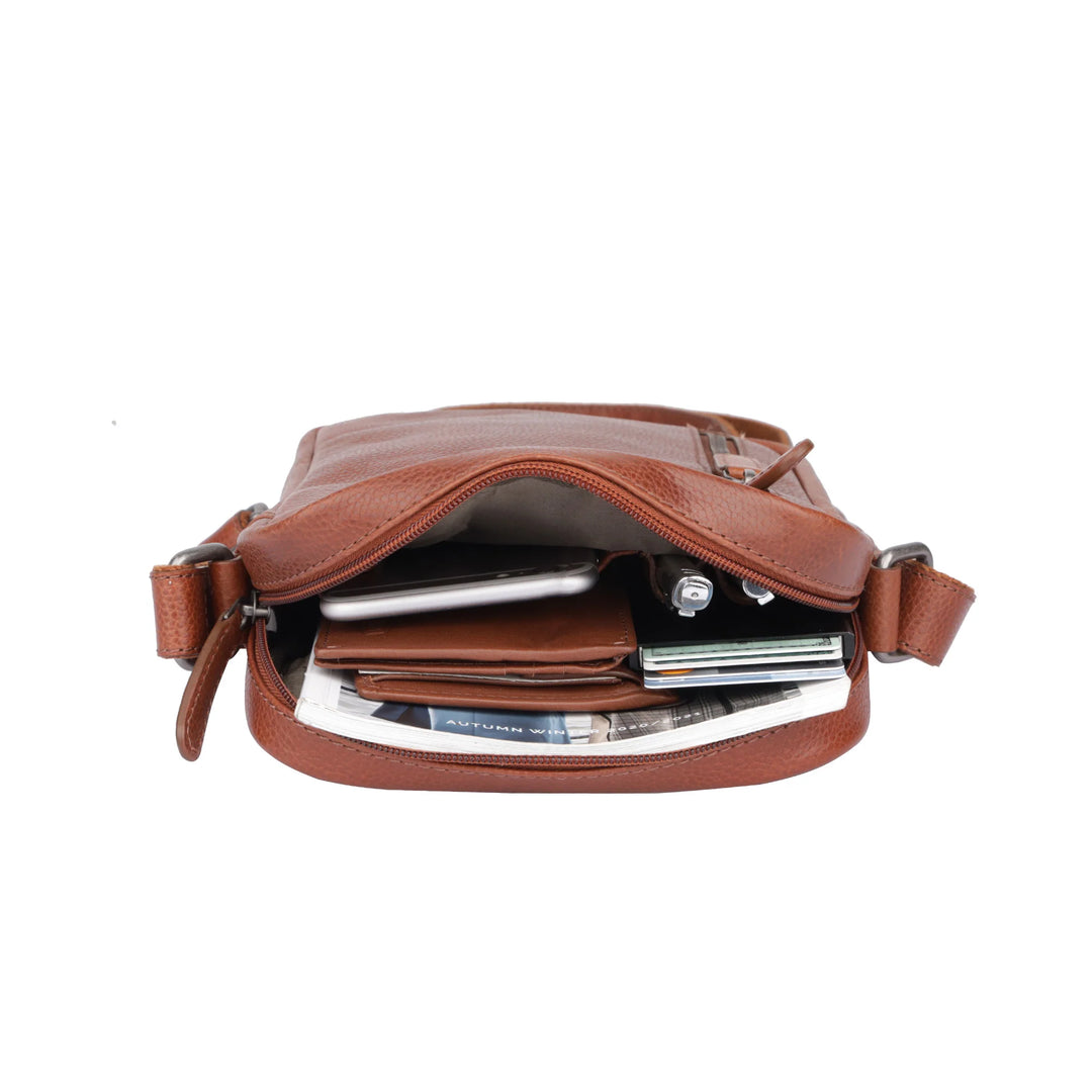 Binnenkant van de Sparwell Savion Crossbodytas cognac in gebruik #kleur_cognac