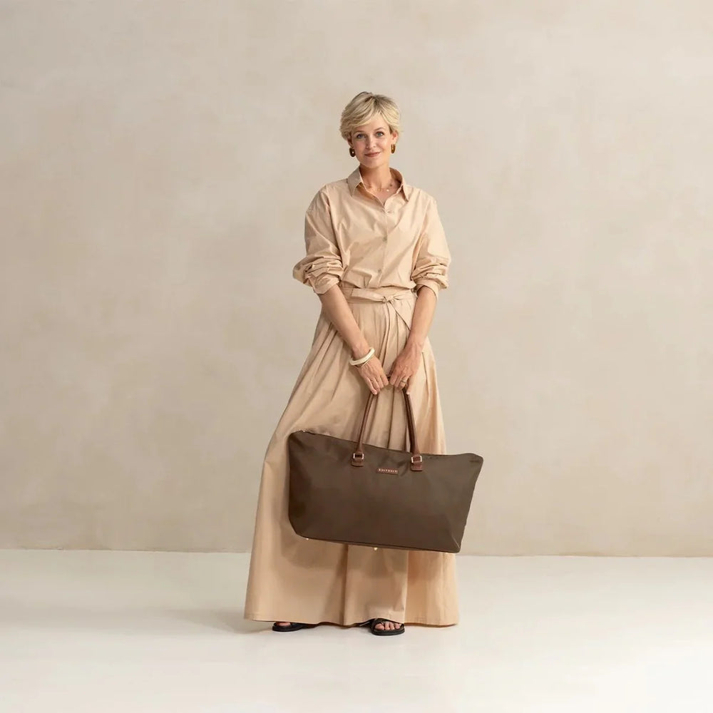 De SuitSuit Fab Seventies Travel Tote Cocoa Brown in gebruik #kleur_cocoa-brown