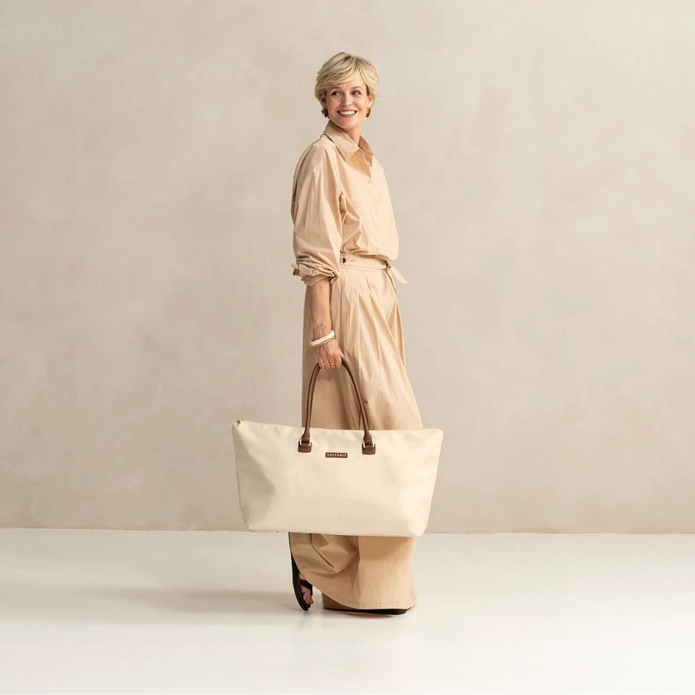 De Suitsuit travel tote wit in gebruik #kleur_wit