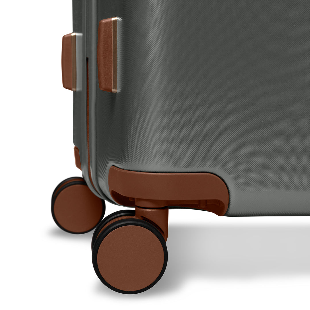 Wielen van de grote 76 ruimbagage koffer uit de SUITSUIT Serenity collectie in atlantic-deep #kleur_atlantic-deep