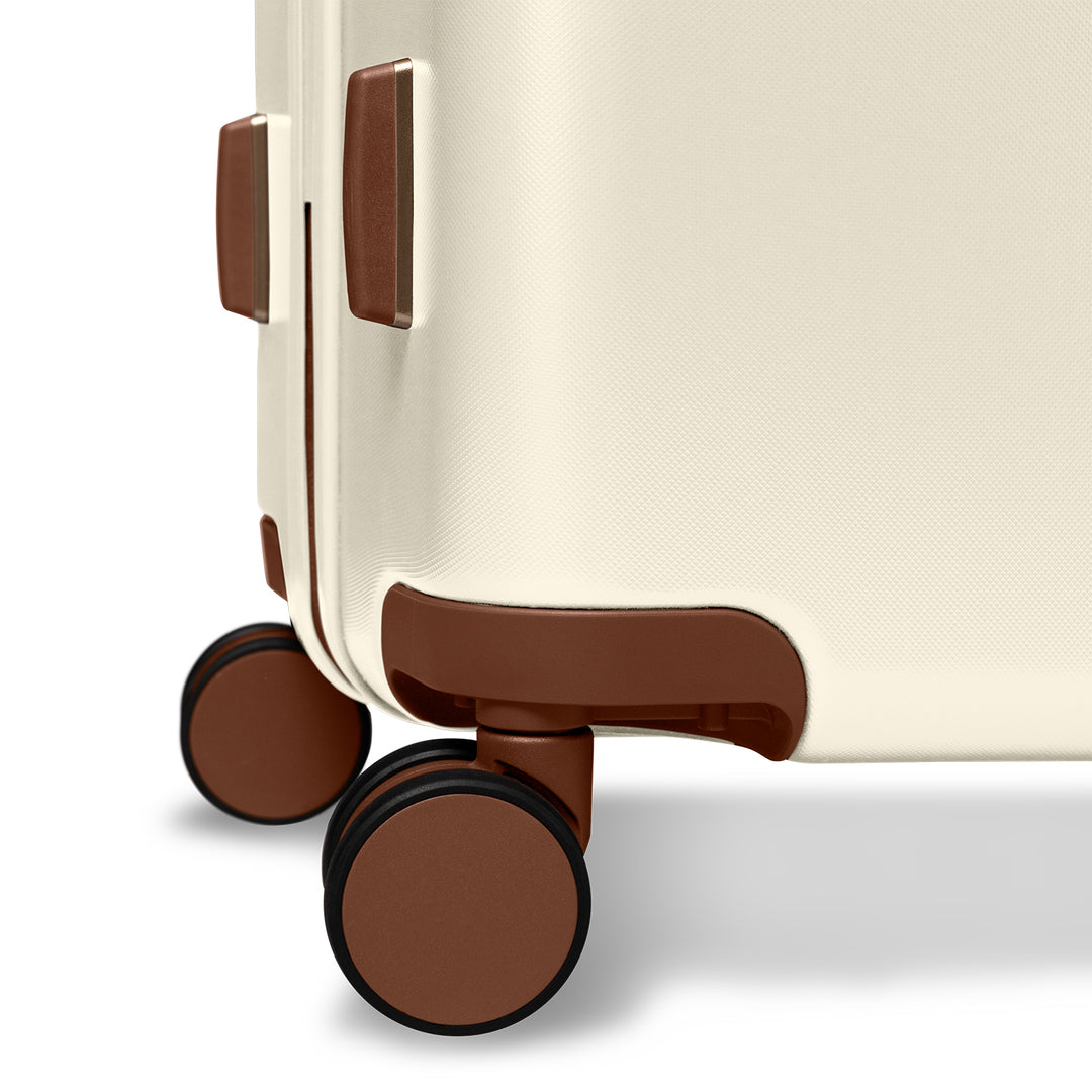 Wielen van de SUITSUIT Serenity middelmaat koffer 66 in whisper white #kleur_whisper-white