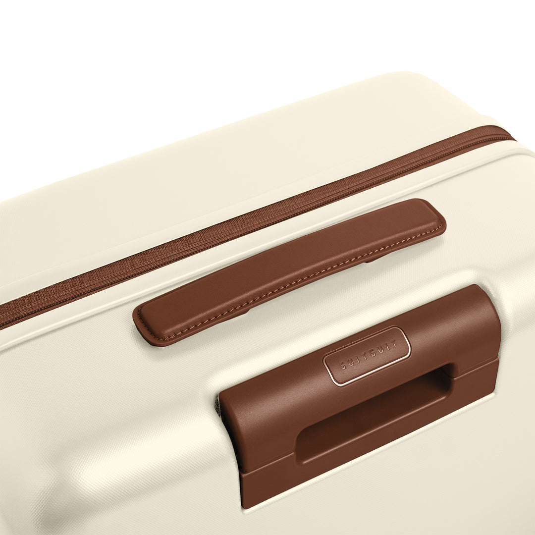 Bovenkant van de grote 76 ruimbagage koffer uit de SUITSUIT Serenity collectie in whisper-white #kleur_whisper-white