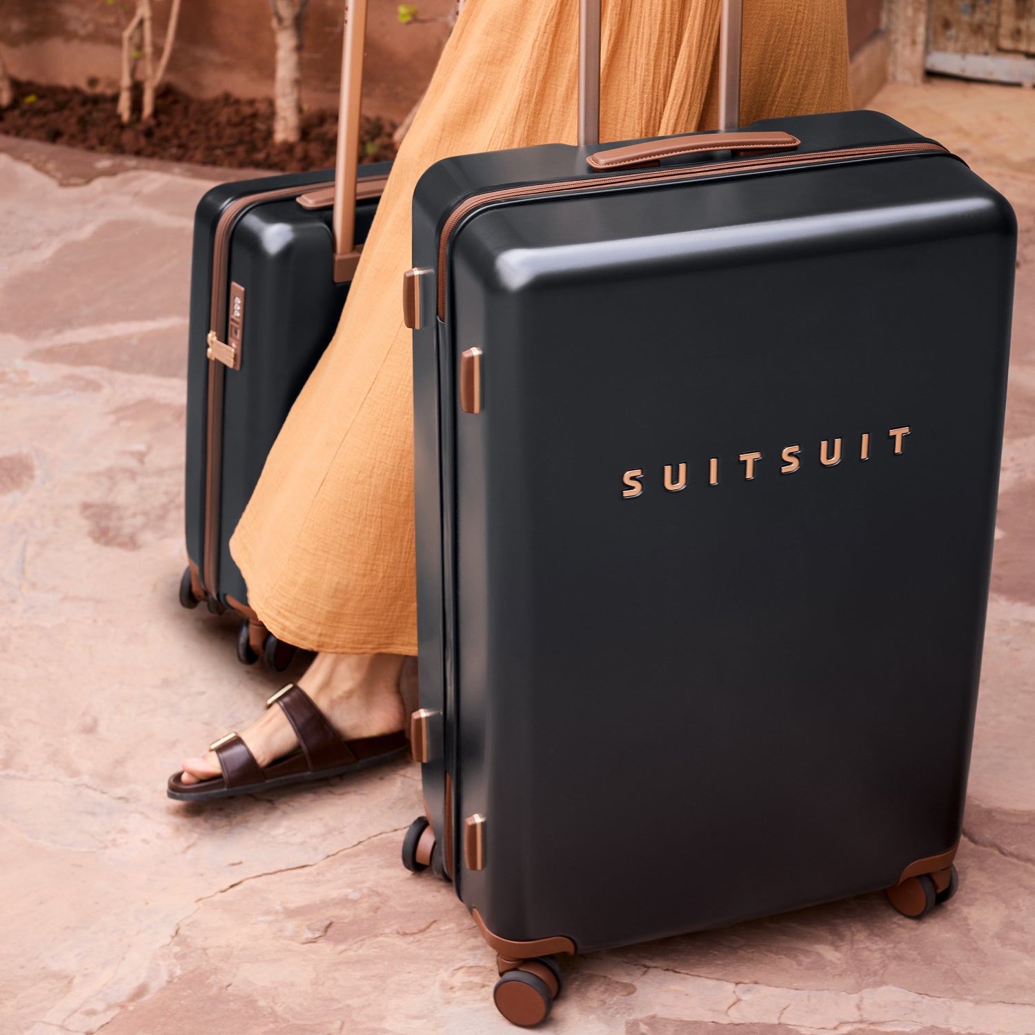 De grote 76 ruimbagage koffer uit de SUITSUIT Serenity collectie in black-olive in gebruik #kleur_black-olive