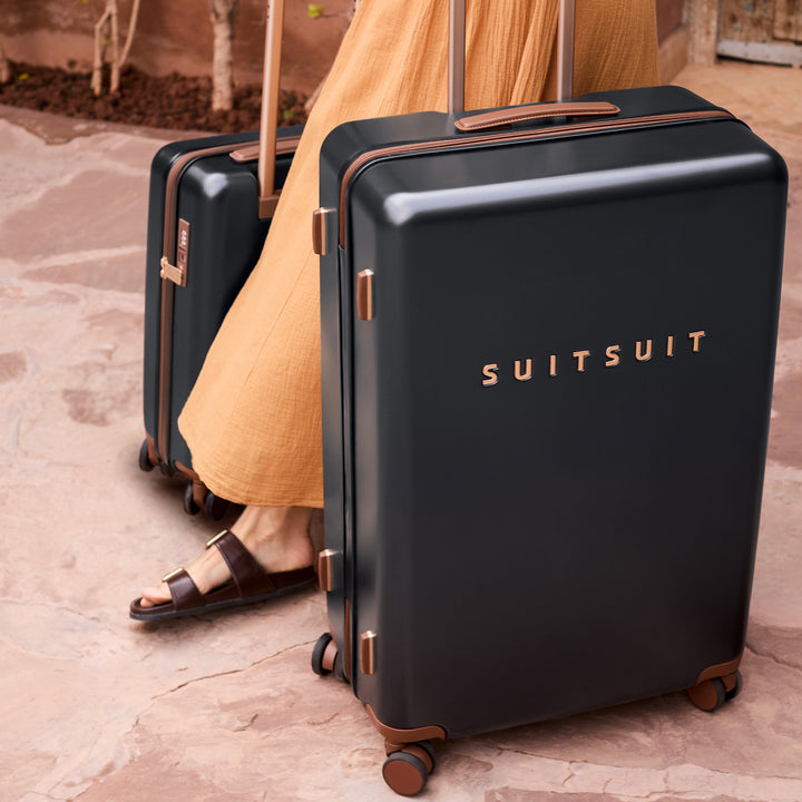 De grote 76 ruimbagage koffer uit de SUITSUIT Serenity collectie in black-olive in gebruik #kleur_black-olive