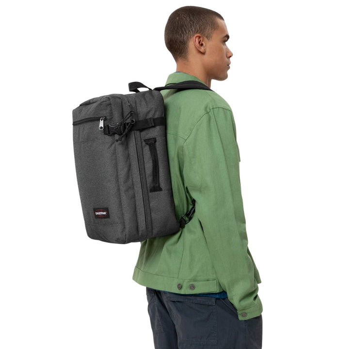 De Transit'r Pack Eastpak black-denim  in gebruik #kleur_black-denim