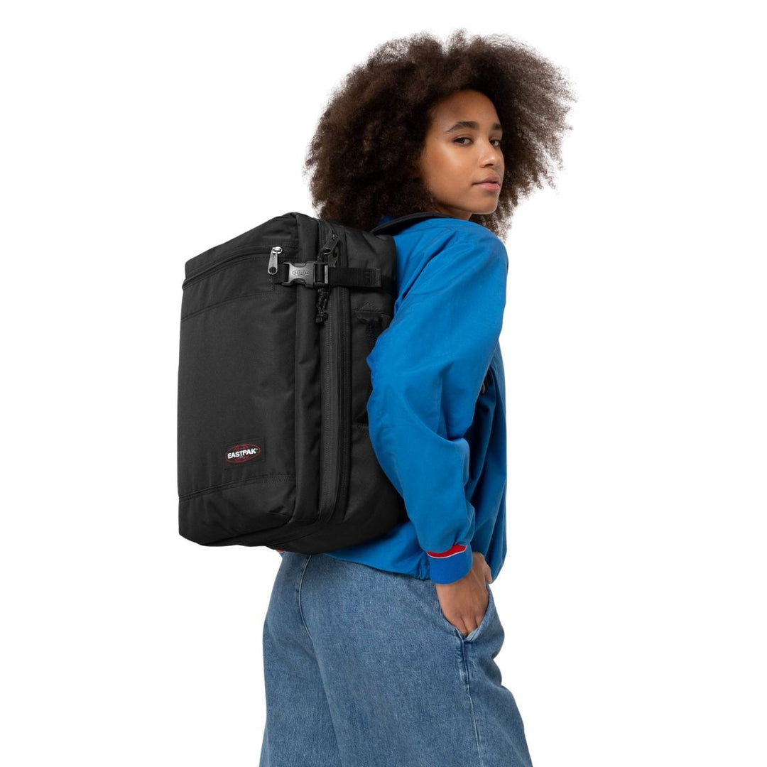 De Transit'r Pack Eastpak zwart in gebruik #kleur_zwart