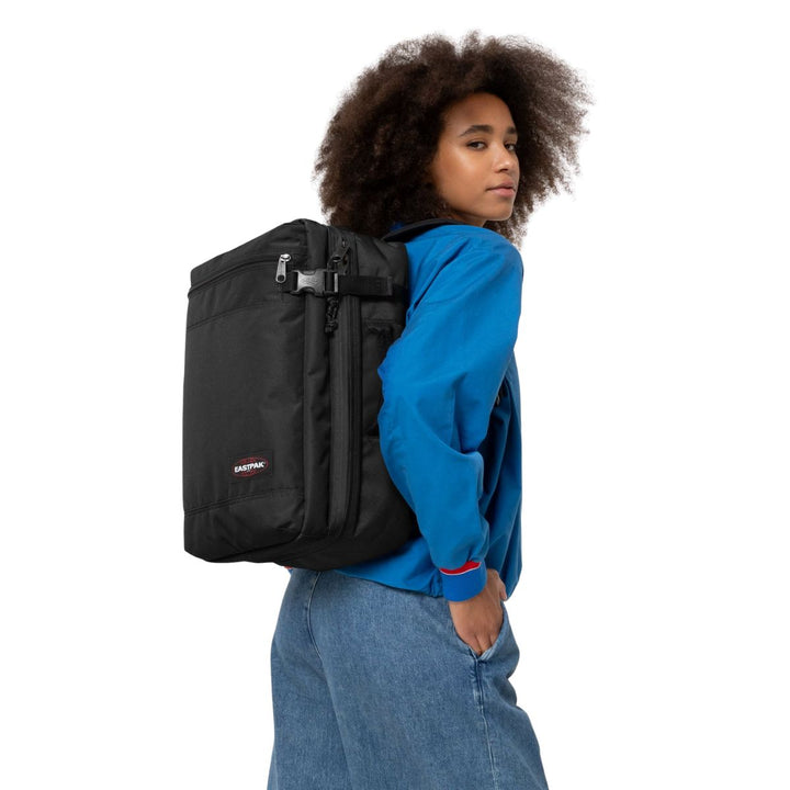 De Transit'r Pack Eastpak zwart in gebruik #kleur_zwart