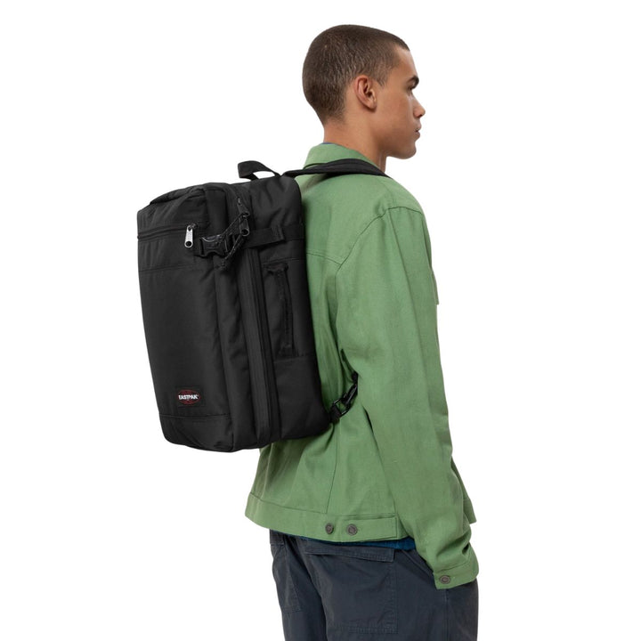 De Transit'r Pack Eastpak zwart in gebruik #kleur_zwart