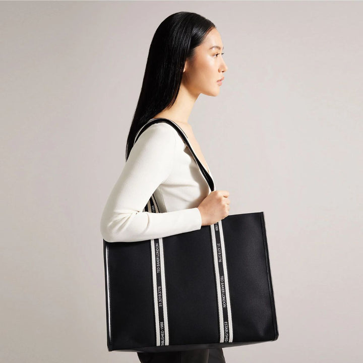 De Ted Baker Georjey Branded Webbing black in gebruik #kleur_black