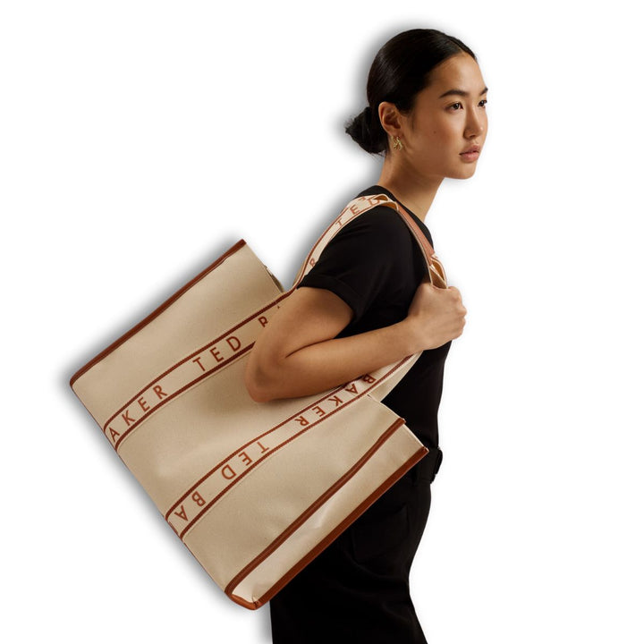 Op model #kleur_beige