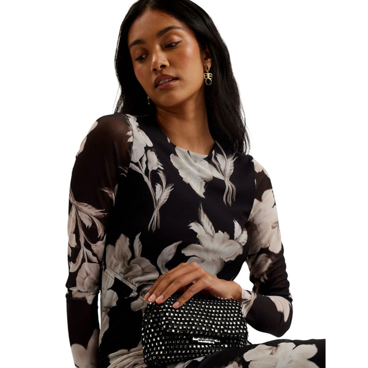 De Ted Baker _Glitszi glitter tasje in het zwart in gebruik #kleur_zwart