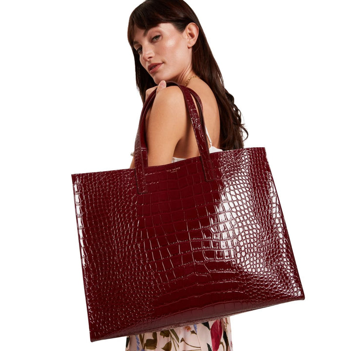 De Ted Baker crinkon extra large shopper wine in gebruik #kleur_wine