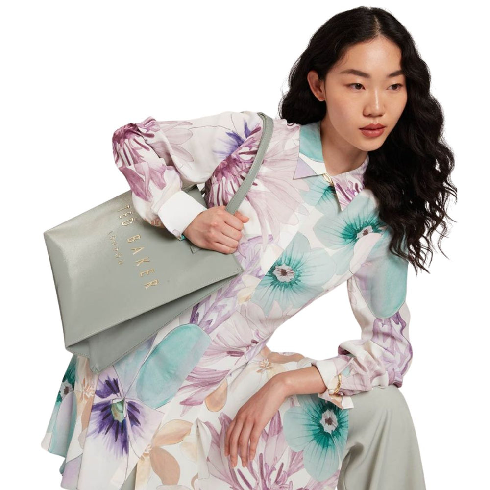 De Ted Baker crinkon large shopper grijs op model #kleur_grijs