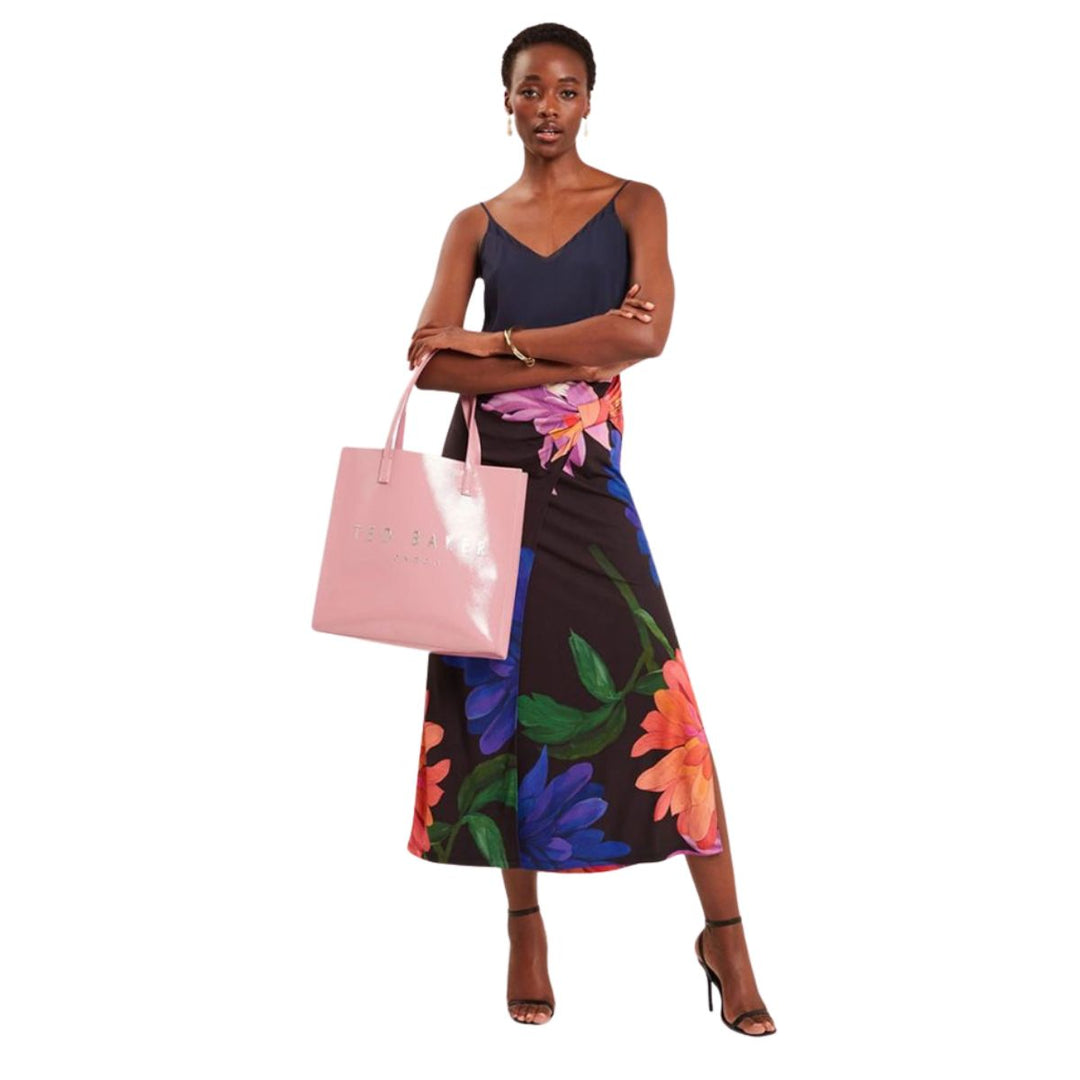 De Ted Baker crinkon large shopper roze op model #kleur_roze