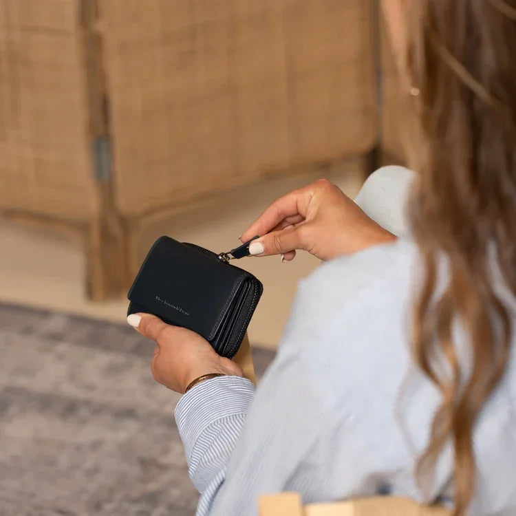 The Chesterfield Aldra portemonnee zwart in gebruik #kleur_zwart