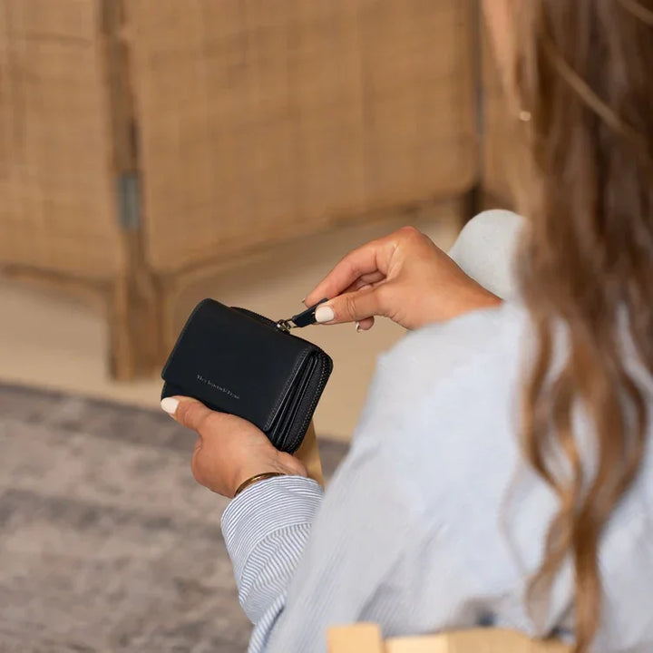 The Chesterfield Aldra portemonnee zwart in gebruik #kleur_zwart