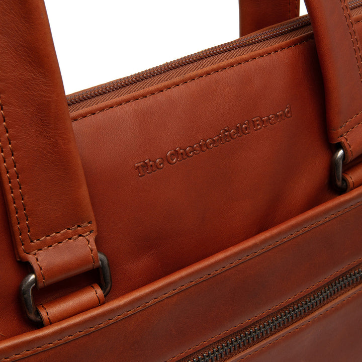 Details van the Chesterfield Elvas laptoptas in cognac #kleur_cognac