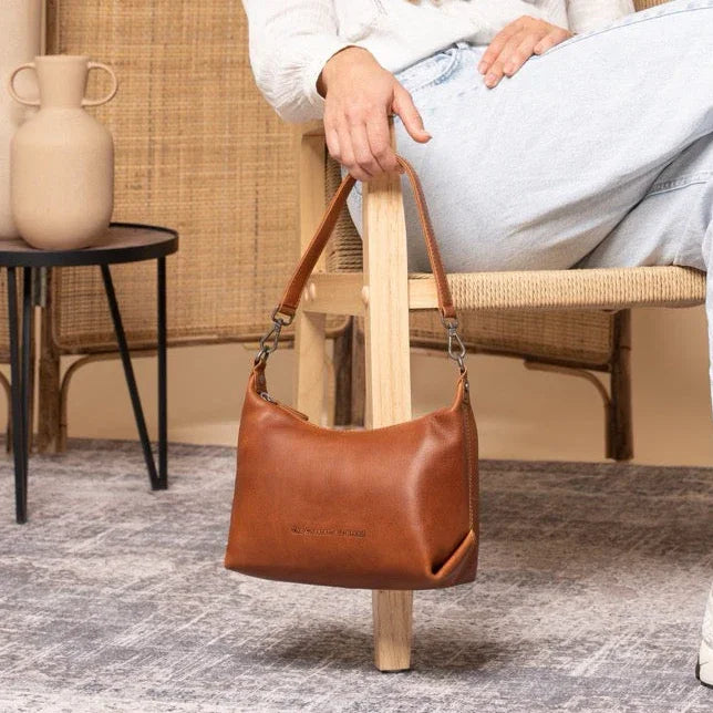 The Chesterfield Christie leren schoudertas in het cognac in gebruik #kleur_cognac