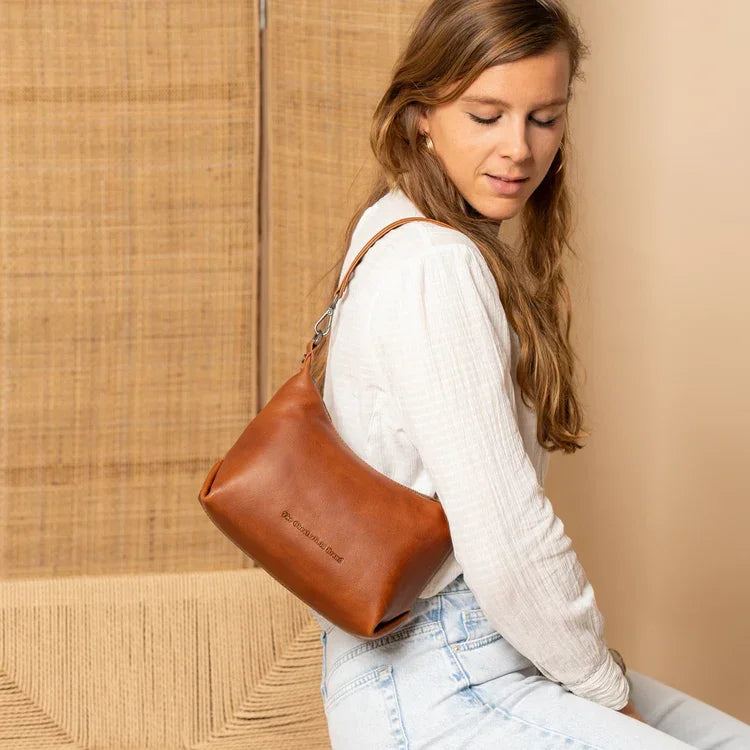 The Chesterfield Christie leren schoudertas in het cognac in gebruik #kleur_cognac