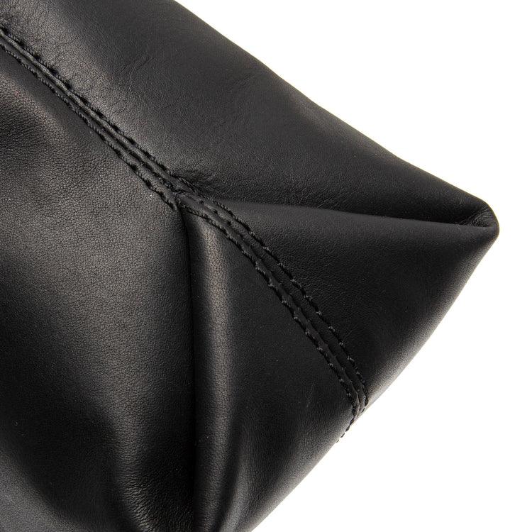 Details van het leer van The Chesterfield Christie leren schoudertas in het zwart #kleur_zwart