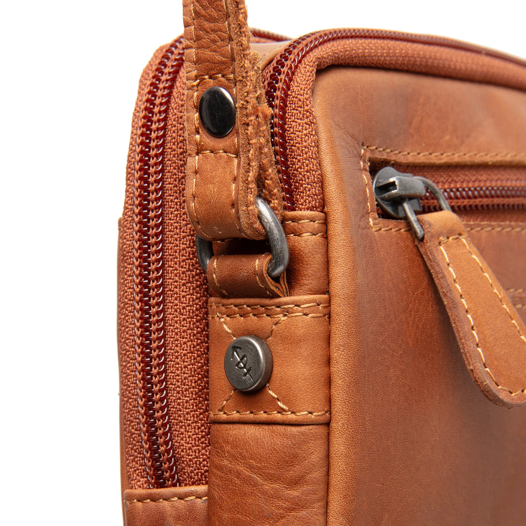 Details van het leer van the Chesterfield leren schoudertas cognac #kleur_cognac