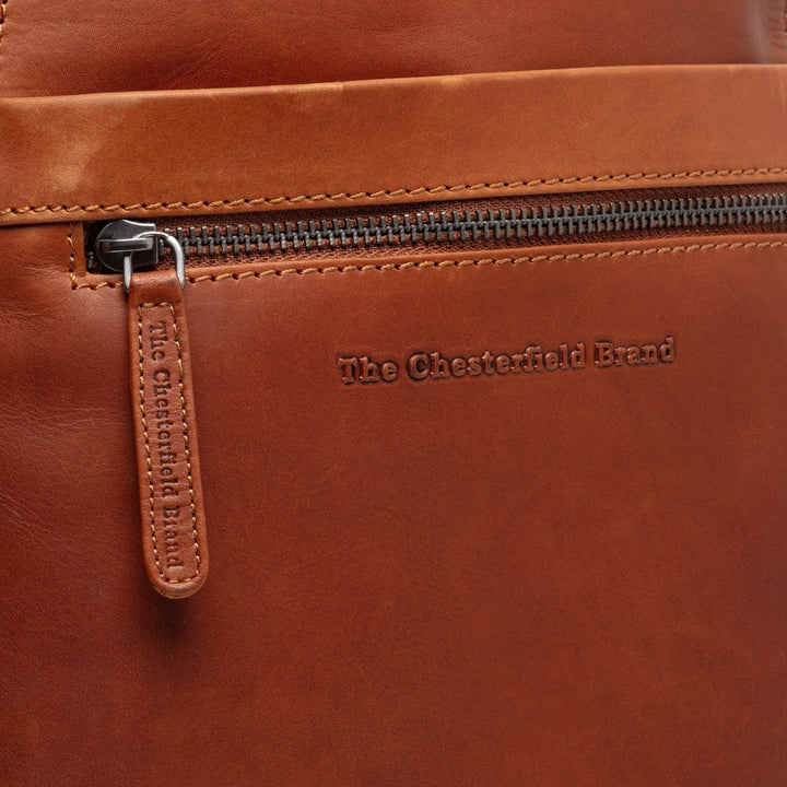 Details van het materiaal van The Chesterfield Linford leren rugzak cognac #kleur_cognac