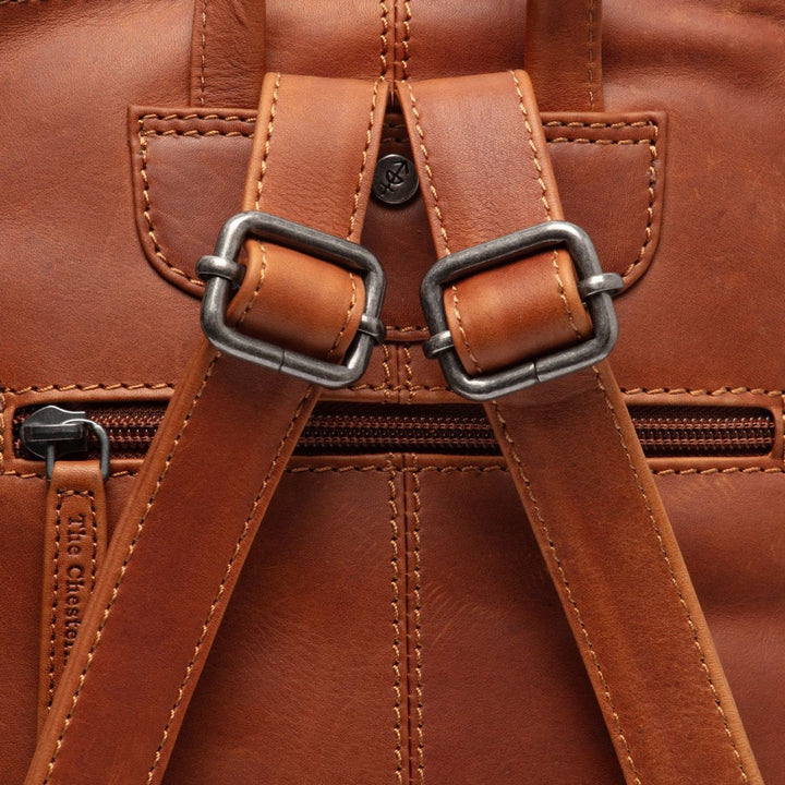 Achterkant van The Chesterfield Linford leren rugzak cognac #kleur_cognac