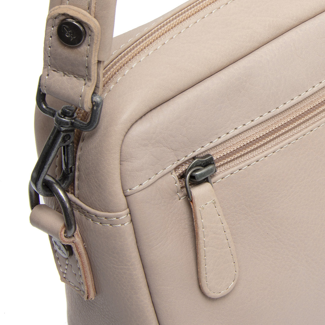 Details van het leer van the Chesterfield Liora leren crossover beige #kleur_beige