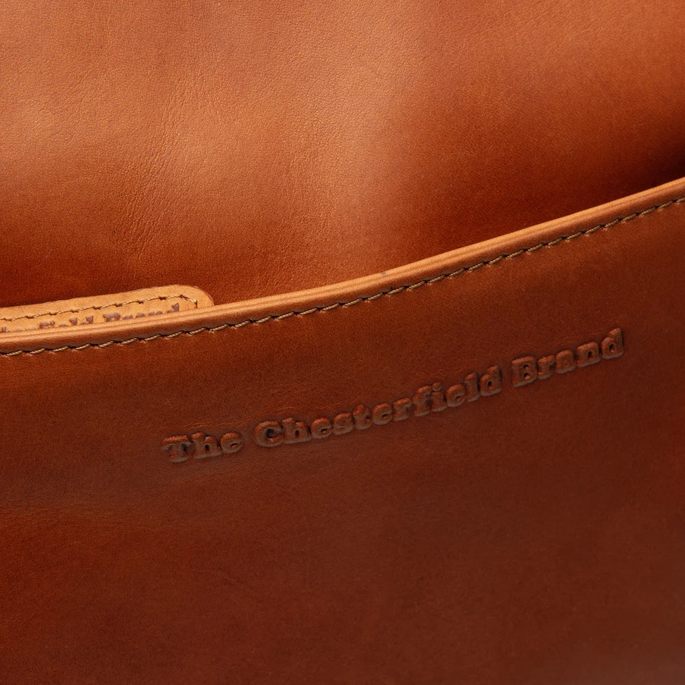 Details van het leer van The Chesterfield Lunton crossbodytas in cognac #kleur_cognac