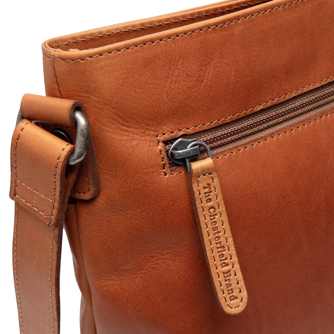 Details van The Chesterfield Lunton crossbodytas in cognac #kleur_cognac