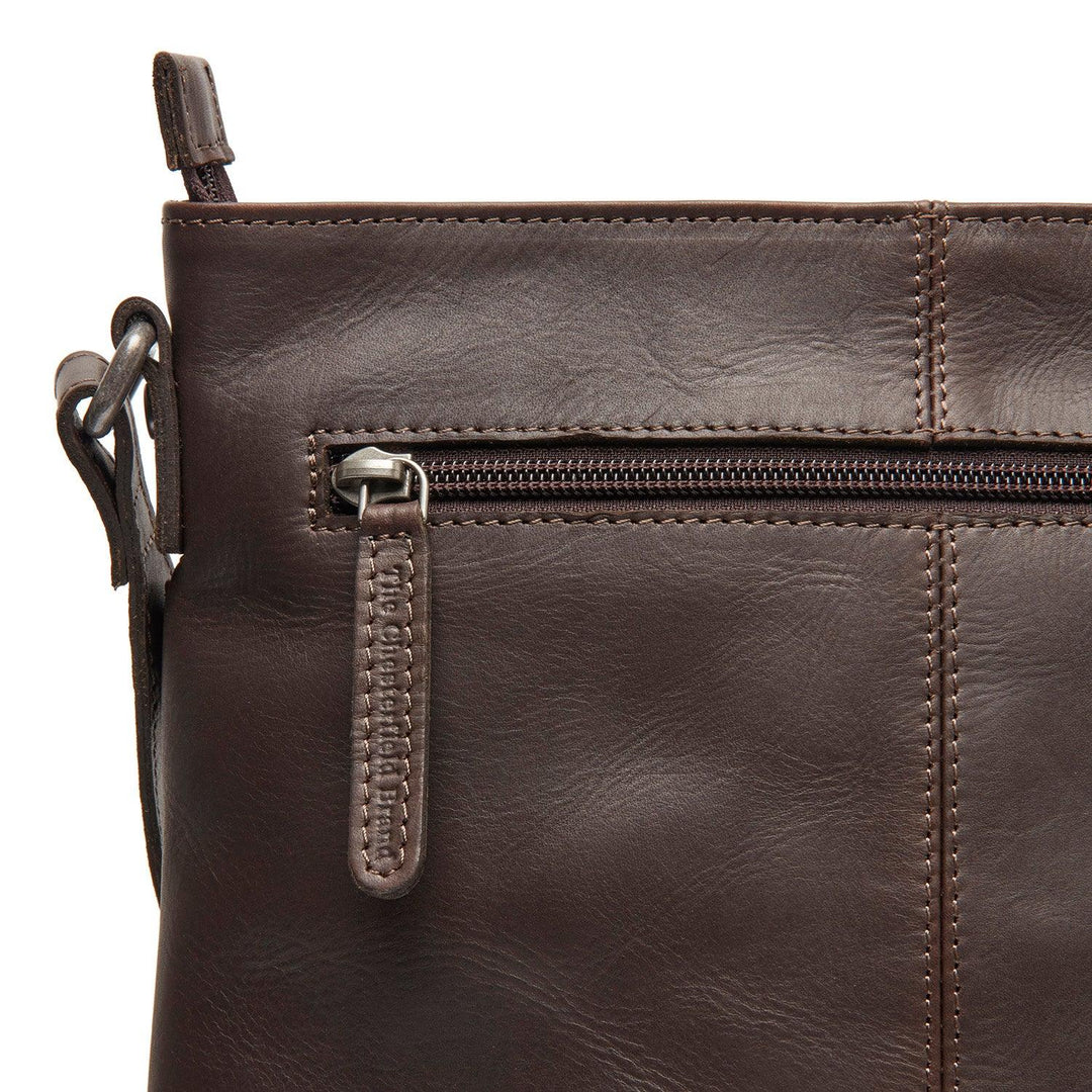 Details van The Chesterfield Lunton crossbodytas in donkerbruin #kleur_donkerbruin