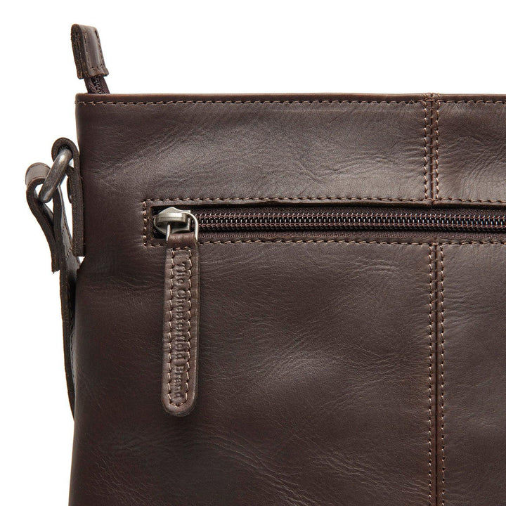 Details van The Chesterfield Lunton crossbodytas in donkerbruin #kleur_donkerbruin