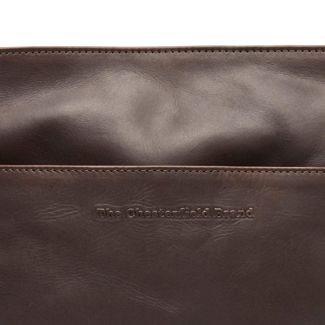 Details van het leer van The Chesterfield Lunton crossbodytas in donkerbruin #kleur_donkerbruin