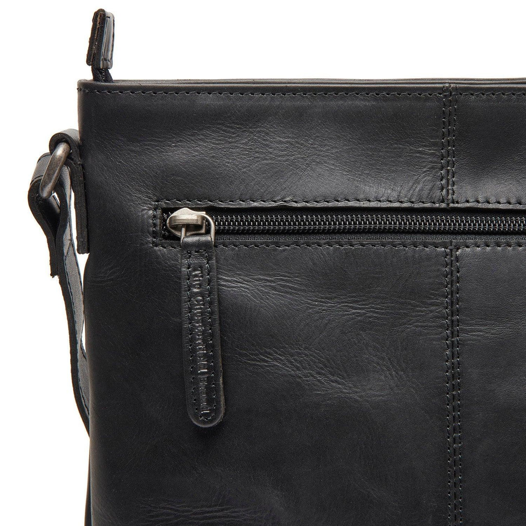 Achterkant van The Chesterfield Lunton crossover tas in het zwart #kleur_zwart