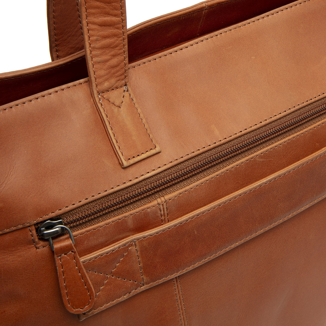 Achterkant van The Chesterfield Osira leren shopper cognac #kleur_cognac