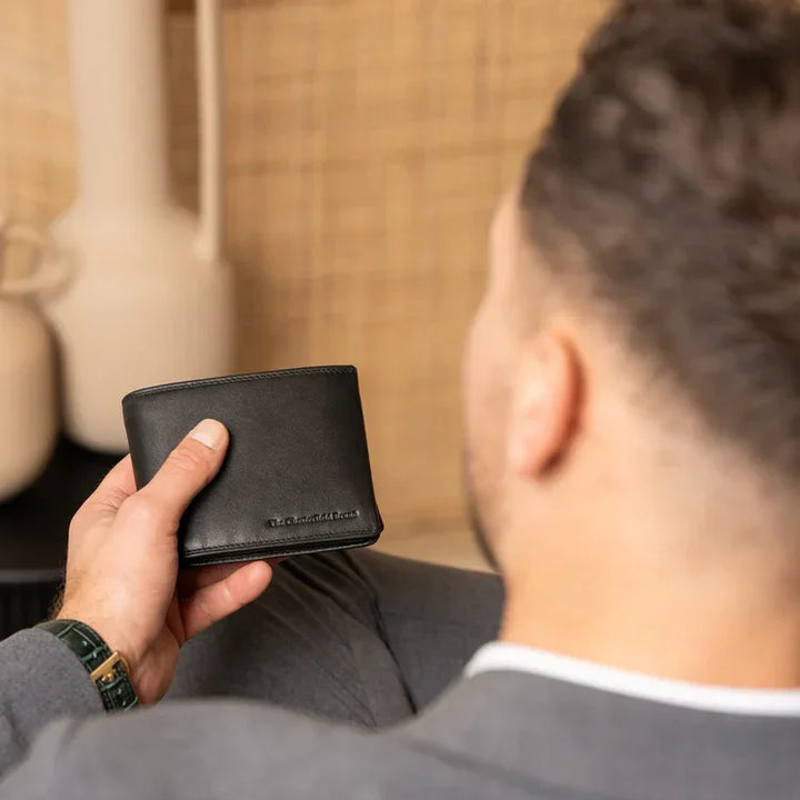 The Chesterfield stephens leren portemonnee in het zwart in gebruik #kleur_zwart