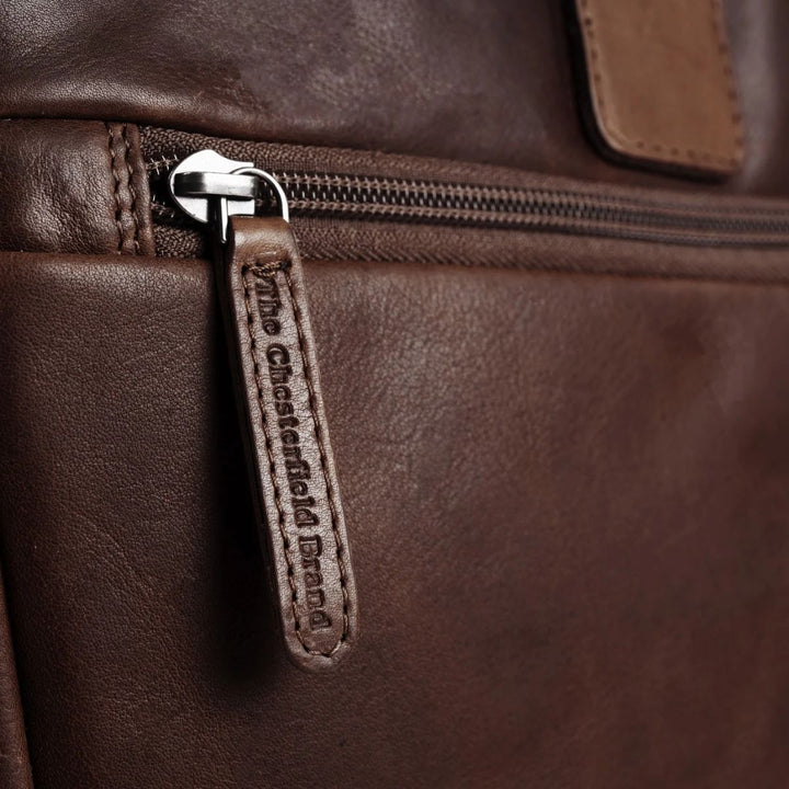 Details van het materiaal van The Chesterfield Seth werktas donkerbruin #kleur_donkerbruin