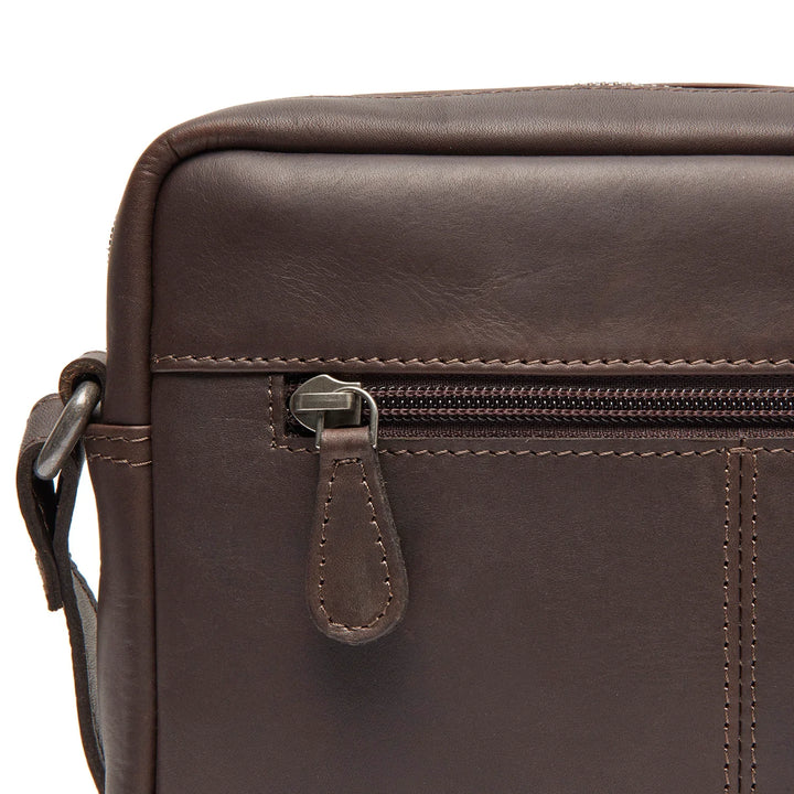 Details van The Chesterfield Westmere crossbodytas in het donkerbruin #kleur_donkerbruin
