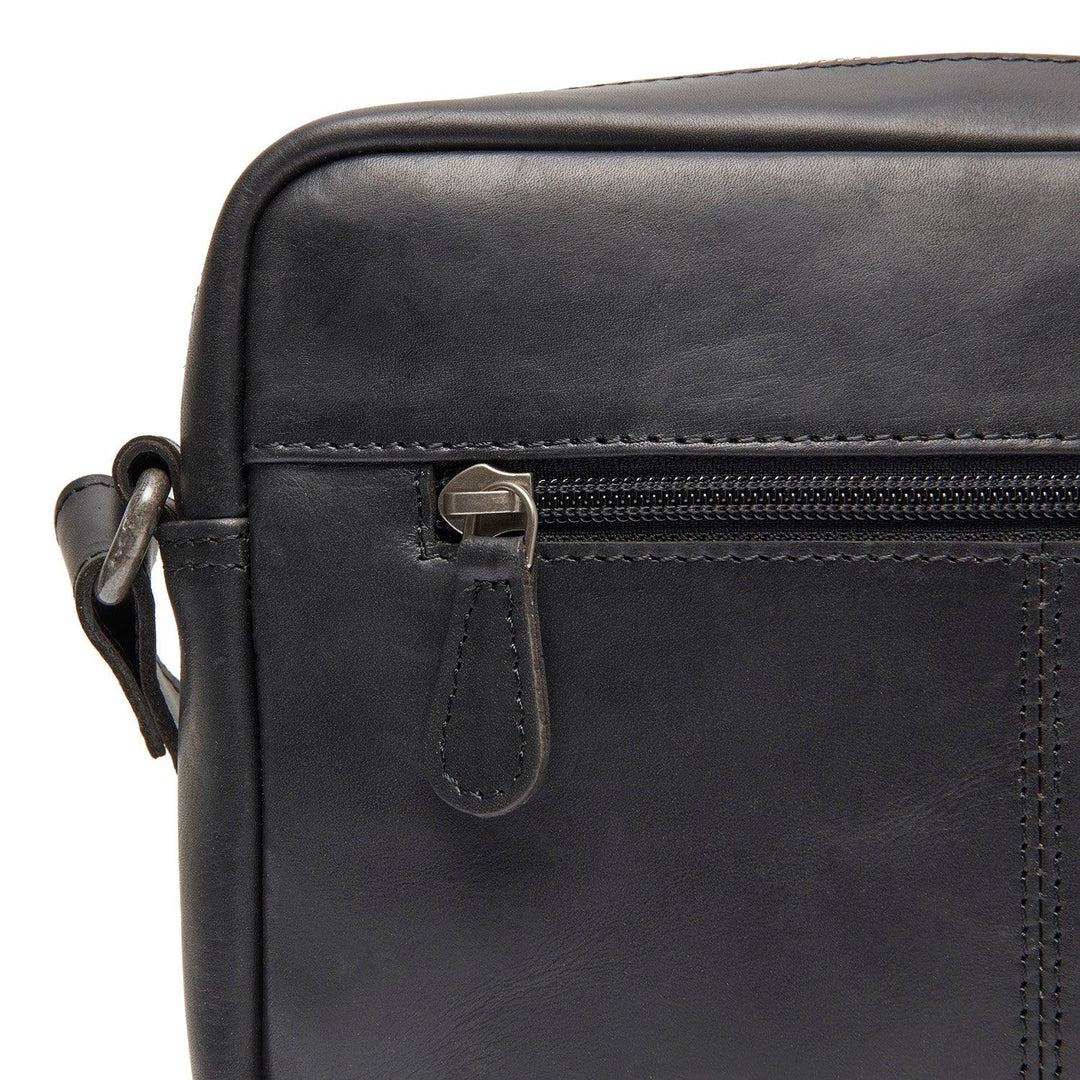 Details van het leer van The Chesterfield Westmere crossbodytas in het zwart #kleur_zwart